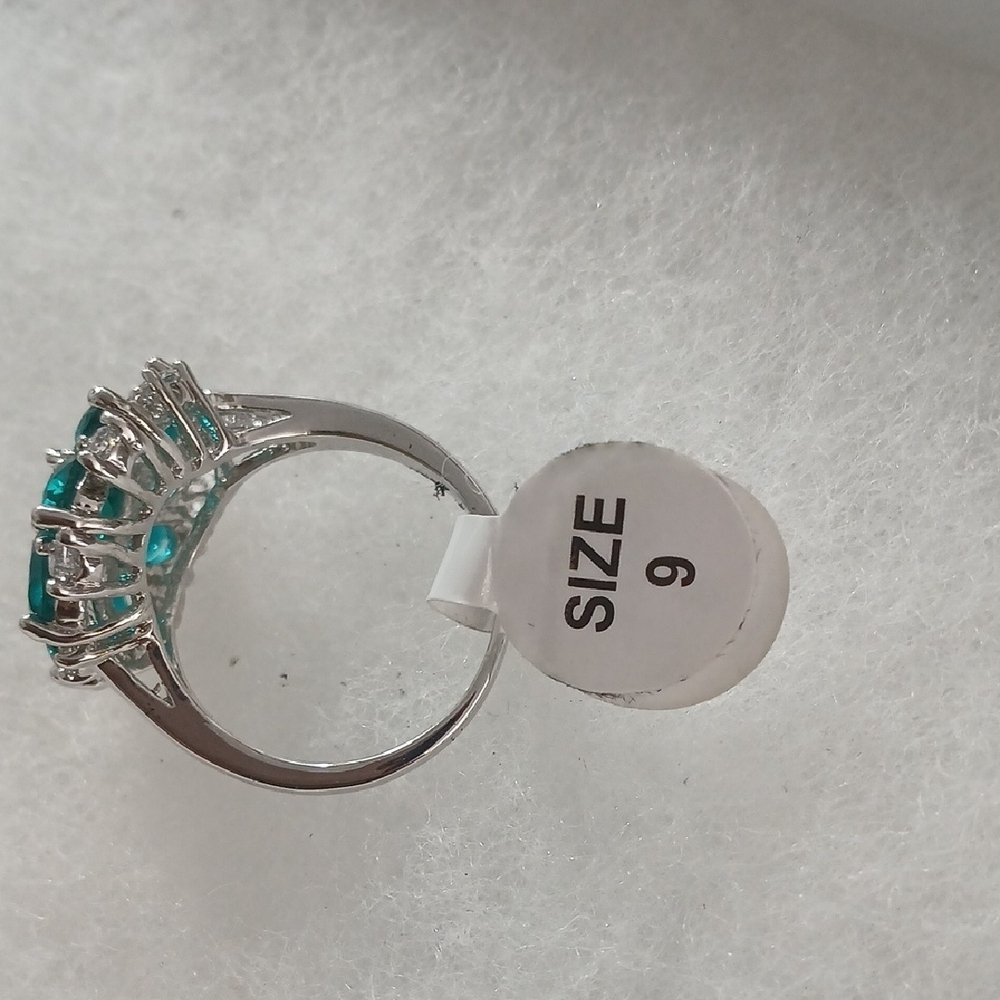 Elegant Silver and Green Gemstone Ring sz 9 - Picture 5 of 8
